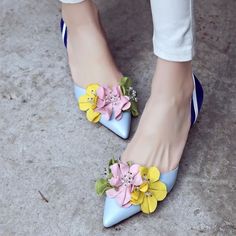 Shoes With Flowers, Flower Shoes, Simple Shoes, Fancy Shoes, Floral Shoes, Fabulous Shoes, Shoe Clips, Diy Shoes, Leather Shoes Woman