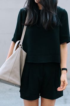 #beauty #style #fashion #woman #clothes #outfit #wearable #casual #look #summer #spring #black #tee #shorts Minimalist Street Style, Minimal Classic, Looks Black, All Black Outfit, Style Outfits