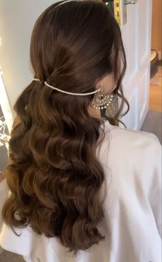 Short Hair Hairstyles Traditional, Hairstyle With Long Earrings, Saharay Earring Hairstyle, Sahara Jhumka Hairstyle, Desi Hair Accessories, Sahara Hairstyle, Saharey Earrings Hairstyle, Hairstyles For Desi Weddings, Hairstyles For Desi Outfits