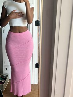 #maxiskirt #pink #summeroutfitideas #outfit #inspo #girly #spring Pink Long Skirt Outfit Ideas, Outfit Inspo Girly, Pink Maxi Skirt, Earthy Outfits, Effortlessly Chic Outfits, Everyday Fashion Outfits, Pink Maxi, Cute Comfy Outfits, Simple Trendy Outfits