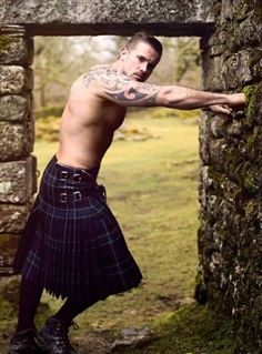 Highlander Men, Scottish Man, Scottish Kilts, Men In Kilts, Manama, Good Looking Men, Guinness, Kilt, Male Beauty