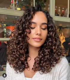 Curly Hair Color For Brown Skin, Brown Hair Curly Natural, Chocolate Brown Hair Curly Natural Curls, Dark Hair Highlights Curly, Brown Curly Hair Colors, Chocolate Brown Balayage Curly Hair, Warm Brown Curly Hair, Chocolate Brown Hair Curly, Highlights Brown Curly Hair