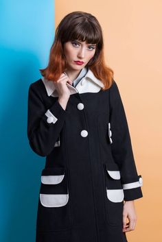 "GAIA COAT Abrigo de pano hecho a mano. 100% polyester COLOR: blanco y negro XS: PECHO 84 CM/CINTURA 66 CM/CADERA 90 CM S: PECHO 88 CM/CINTURA 70 CM/CADERA 94 CM M: PECHO 92 CM/CINTURA 74 CM/CADERA 98 CM L: PECHO 96 CM/CINTURA 78 CM/CADERA 102 CM XL: PECHO 100 CM/CINTURA 82 CM/CADERA 106 XXL: PECHO 104 CM/CINTURA 86 CM/CADERA 110 Handmade coat 100% Polyester Colors: black and white XS: CHEST 84 CM / WAIST 66 CM / HIPS 90 CM S: CHEST 88 CM / WAIST 70 CM / HIPS 94 CM M: CHEST 92 CM / WAIST 74 CM / White Fitted Pea Coat For Fall, Fitted White Pea Coat For Fall, Fitted White Wool Coat For Work, Fitted Retro Long Coat, Retro Fitted Long Coat, Cream Retro Fitted Outerwear, White Fitted Retro Outerwear, White Retro Outerwear With Buttons, Retro White Outerwear With Buttons