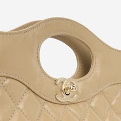 From Chanel's Cruise 2024 Collection, the Mini 31 Clutch with Chain is crafted from durable calfskin leather with delicate chain. This is a new season must-have can be carried by hand or across the body. SPL Exterior Beige quilted calfskin leather Champagne gold-tone hardware Signature CC twist-lock clasp Interwoven chain / leather shoulder strap Plaque series Unused Interior Beige fabric lining One mini slip zip pocket Chanel embossed leather logo tag Unused Sold with box, dust bag and redacted Chanel Cruise, Leather Artisan, Mini Slip, Logo Tag, Beige Fabric, Delicate Chain, Leather Clutch Bags, Dior Shoes, Timeless Handbag