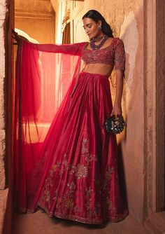 Ridhi Mehra, Heavy Dresses, Embroidered Crop Tops, Net Lehenga, Red Lehenga, Embroidered Lehenga, Scoop Neck Blouses, Beaded Neckline, Silk Dupatta