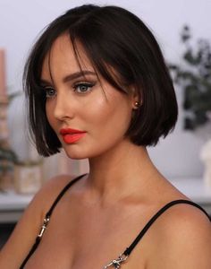 a beautiful dark brown chin length bob with textural bangs is a lovely idea that is always on style Above Chin Length Hair, Bob No Bangs, Chin Length Cuts, Outfit Rock, Chin Length Haircuts, Stylish Short Hair, Chin Length Bob, Bob Haircut With Bangs