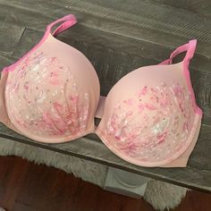 Has Beautiful Pink Lace And The Bra Is Like A Blush Cream Color Feminine Pink Bra For Spring, Spring Pink Padded Bra, Pink Fitted Underwire Bra, Kawaii Bras, Fitted Pink Underwire Bra, Victoria's Secret Pink Bra For Spring, Victoria's Secret Pink Bra, Bra Sets, Girl Shopping