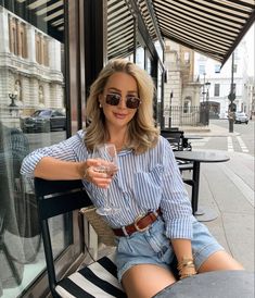 Casual Lunch Outfit Summer, Lunch Outfit Summer, Casual Lunch Outfit, Look Short Jeans, Baking Photography, Lunch Outfit, Chloe Rose, Summer Shorts Outfits