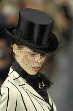 Top Hat With Veil, Hunting Fashion, Stylish Womens Hats, Women Wearing Ties, Race Outfit, Preformance Outfits, Christmas Party Outfits, Elegant Hats, Royal Outfits