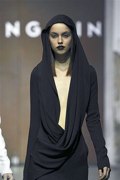 Hood Dress Runway, Hooded Dress Outfit, Black Hooded Dress, Yiqing Yin, Runway Model, Futuristic Fashion, Looks Street Style, Google Lens, Grunge Goth