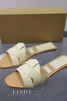 Fisdy - Elegantes sandalias de uso diario con aire playero y cómoda suela plana Cow Hide Shoes, Chic Flats, Comfortable Flats, Shoe Size Chart, Everyday Style, Womens Slippers, Low Heels, Slip On Sandal, Everyday Fashion