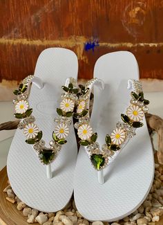 Get ready to fall in love with this fancy Design by Desire Flip Flops. Rich ornaments and elegant color make this sandals perfect to accompany you in unique and stylish looks.All sandals are handcrafted with the finest Brazilian embellishments. We use the original Havaianas®️: thong style made in Brazil 100% rubber non slip tread durable and flexible Customized items are final sale so they can’t be returned. Bling Flip Flops, Bridal Flip Flops, Designer Flip Flops, Chinese Shoes, Wedding Flip Flops, Resort Look, Fancy Design, Havaianas Flip Flops, Summer Flip Flops