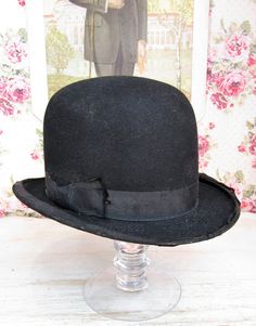 "This authentic, late Edwardian to early 1920's black, felt men's bowler (or Derby in the USA) hat is made in London England & has the \"The King Hat\" label in gold, \"Lyons London MFG\" with the British hatter's tag affixed under the leather hat band. The original owner's name (A S Robertson) is penned on the underside of the removable hat hand in addition to his initials \"ASR\" written above the band stamp. This is a lightweight, firm bodied bowler with tiny air holes perforation the top Classic Cloche Hat Bands For Kentucky Derby, Classic Cloche Hat For Vintage Events, Vintage Short Brim Top Hat For Winter, Vintage Brimmed Hat For Derby, Retro Short Brim Top Hat, Vintage Brimmed Derby Hat, Fitted Vintage Brimmed Boater Hat, Leather Bowler Hat, Vintage Black Hat Bands