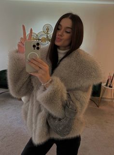 Fur Coat Street Style, Fur Jacket Outfit, Winter Birthday Outfit, Winter Outfits Cold, Stylish Coat, Stockholm Fashion, Cozy Outfit