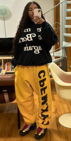 Yellow Pants Outfit Street Style, Hypebae Outfit, Different Body Sizes, Outfits Gorditas, Outfit Looks, Street Fashion Men Streetwear, Two Friends, Clothes Pictures, Causual Outfits