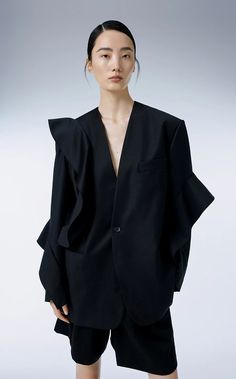 100% wool （inner: 100% polyester） Ruffled design Avant Garde Fashion Women, Avant Garde Street Style, Avant Garde Outfit, Oversized Blazers, All Black Suit, Modern Suits, Blazer Designs, Oversized Blouse, Fitted Trousers