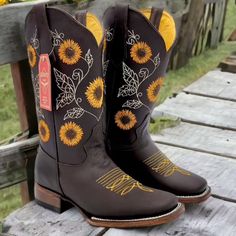 Bonitas botas con diseño de girasoles en el tubo, en horma cuadrada color cafe

1.5" Tacon
12" Tubo de piel
Suela de cuero 
Forro de res
Pull-on tirantes
Goodyear welt
Made In Mexico 

Item: Q322G6294 Western Martin Boots With Round Toe, Fitted Western Martin Boots With Round Toe, Country Style Fitted Boots With Square Toe, Brown Wide Calf Boots With Square Toe, Wide Calf Brown Boots With Square Toe, Country Style Fitted Square Toe Boots, Country Style Brown Boots With Square Toe, Leather Boots With Square Toe For Country Events, Fall Square Toe Boots For Western-themed Events