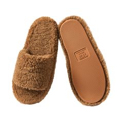 PRICES MAY VARY. 【MOISTURE WICKING & BREATHABLE MATERIAL】POSEE open toe slippers for women, made of eco-friendly plush faux fur, keep you away from coldness. Enjoy the fuzzy warm home slippers whether you are bare feet or wearing socks. Fluffy platform slides with 1.57 inch height make womens slippers classic and stylish. 【FUZZY & LUXURY SLIPPER SHOES 】 Soft curly plush furry faux fur upper slippers, with classic one strap design are perfect for girls or ladies. Breathable open toe and back desi Cozy Flat, House Slide, Foam Slippers, Toe Slippers, Open Toe Slippers, Bag Insert, Slide Slippers, Slippers For Women, Outdoor Sandals