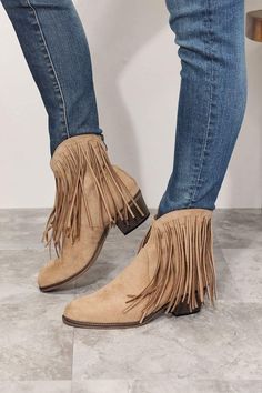 Fringe Booties - Tan - Inspired Eye Boutique Classic Cowboy, Wilde Westen, Fringe Ankle Boots, Western Ankle Boots, Boots Patterns, Cowboy Up, The Wild West, Cowboy Western, Cow Boy