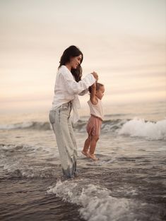 Mom And Daughter Beach Aesthetic, Beach Sunset Family Photos Outfits, Black Outfit Beach Pictures Family, Winter Family Beach Photos, Family Photos In Water, Water Family Photos, Mommy And Me Beach Photos, Diy Family Beach Pictures