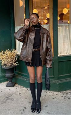 La Style Outfits Summer, Brown Jacket Outfit Winter, Styling Brown Leather Jacket, Brown Outfit Aesthetic, Brown Jacket Outfit, Brown Leather Jacket Outfit, Dinner Outfit Casual, Brown Leather Skirt, Look Adidas