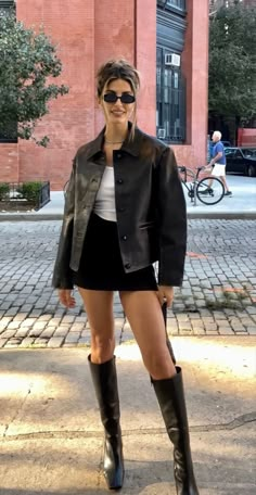 Edgy All Black Work Outfits, First Date Outfit Jeans, Outfit Jupe, Traje Cowgirl, Fall Outfit With Boots, College Night, 00s Mode, Black Boots Outfit, Doc Martens Outfit