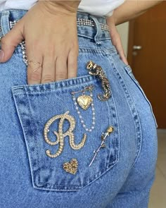 Charms On Clothing, Pearls On Jeans, Brooch Outfits, Brooch Outfit Ideas, Decorate Clothes, Brooch Style, Diy Clothes Design, Thrift Flip, Diy Fashion Clothing