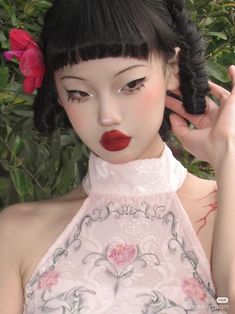 #makeup #makeupinspo #unique #eyemakeup Japanese Inspired Makeup, 1900 Makeup, Geisha Makeup Traditional, Mori Kei Makeup, Chinese New Year Makeup, Vietnamese Makeup, Chinese Makeup Look, Traditional Chinese Makeup, Kawaii Makeup Aesthetic