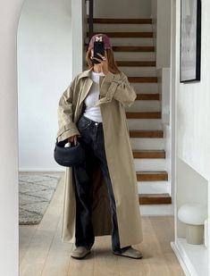 Dublin Outfit Spring, Trenchcoat Outfits, Outfit Trenchcoat, Trench Coat Outfit Fall, Birkenstock Clog Outfit, London Ootd, Trenchcoat Outfit, Old Money Winter