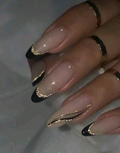 new years nails, new year nail ideas, new years eve nail designs, new year eve manicure Black Gold Almond Nails, Old Hollywood Glamour Nails, Black And Gold Nail Inspo Acrylic, Gold And Black Christmas Nails, New Years Nail Inspiration, Wedding Nails With Black, Black And Gold Hoco Nails, Natural And Gold Nails, Black Gold Christmas Nails