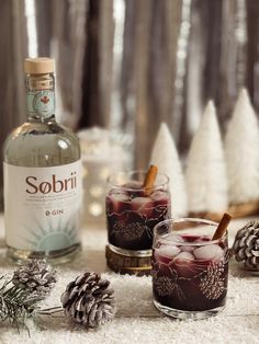 A nonalcoholic gin cocktail with Sobrii and mulled wine Winter Party Drinks, Non Alcoholic Mulled Wine, Winter Mocktails, Festive Holiday Drinks, Mulled Wine Recipe, Mulling Spices, Measuring Ingredients, Non Alcoholic Cocktails