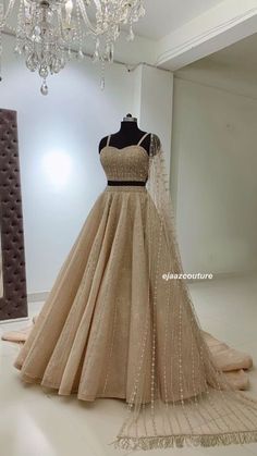 Simple Elegant Lehngas, Modern Lehnga Design, Wedding Lahanga Indian, Lengha Dress Gowns, Lehnga For Weddings, Lehenga For Sangeet The Bride, Rose Gold Lehenga Simple, Lehenga Golden Colour, Mehandi Designs For Ring Ceremony