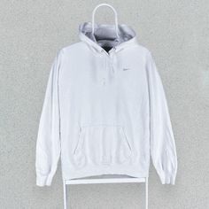 Size:  - Womens Large  Measurements:  - 22" pit to pit, 25" long  Condition:  - Excellent.  HH425 Sweatshirts Nike, Womens Hoodies, Nike Vintage, Hoodie Pullover, Nike White, White Hoodie, Vintage Nike, White Nikes, Y2k Vintage