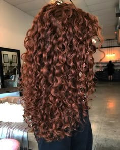 Hey Gente!!! Se você esta com os cabelos danificados, ressecados ou só quer cuidar para manter o cabelo saudável esse post é para você, essa receita de hidratação vai salvar seu cabelo. Uma das minhas metas para 2018 é me cuidar mais e essa receita é a que salva meu cabelo quando ele esta meio ressecado. A hidratação e super simples e você com certeza tem os ingredientes na sua casa, e o melhor essa receita é ótima para todos os tipos de cabelo lisos, ondulados, cacheados. Dyed Curly Hair, Natural Curly Hair Cuts, Highlights Curly Hair, Brown Curly Hair, Red Curly Hair, Curly Hair Photos, Ginger Hair Color, Colored Curly Hair, Hair Color Auburn