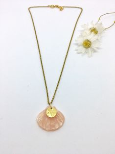 Shelly 🐚 necklace 40 cm golden chain with 14K fine gold. Shell pendant (powder pink or white marble) and 14K gold-plated medal (brass base). Maintenance: In order to keep this jewel as long as possible, please avoid contact with perfume or oil. Golden Chain, Shell Pendant, Powder Pink, White Marble, Pendant Necklaces, Favorite Jewelry, Jewelry Necklace Pendant, Accessory Gift, Gold Plate