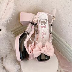 Elegante Lolita-Sandalen mit Schleife und hohen Absätzen



 Veredeln Sie Ihren Stil mit unseren eleganten Lolita-Sandalen mit Schleife und hohen Absätzen. Mit einem zarten Schleifendetail verleihen diese Sandalen jedem Outfit eine elegante Note. Gehen Sie bequem und stilvoll aus mit der perfekten Mischung aus Mode und Raffinesse. Kawaii Heels, Kawaii Swimsuit, Regal Academy, Dark Academia Clothing, Mary Jane High Heels, Anime Lingerie, Aesthetic Dark Academia, Cottagecore Fashion, Kawaii Dress