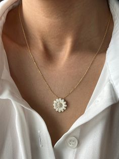 A perfect daisy gift to your girlfriend, daughter, wife, friend or even to your bridesmaid! Get this beautiful minimalist jewelry made with the quality of perfect elements✨ You can choose 925K Sterling Silver with the options of Gold, Rose Gold or White Gold colors High quality jewelry for everyone ❤️  Details * 925K Sterling Silver → 14K Gold, Rose Gold or White Gold plated * Chain length is 18 inches / 45 cm * Time is everything! You will receive your package as soon as possible 🚚  * We care Dainty Gold-plated Flower Pendant Necklace, Elegant Gold-plated Flower Pendant Necklace, Time Is Everything, Daisy Pendant Necklace, Dainty Daisy Flower Charm Necklace, Delicate White Daisy-shaped Jewelry, Spring Necklace, Christmas Gift Daughter, Daisy Pendant