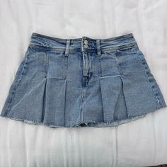 Size 5 Denim Skirt With Built In Denim Shorts, Never Worn Y2k Cutoff Denim Mini Skirt, Y2k Denim Cutoff Mini Skirt, Y2k Style Cutoff Denim Mini Skirt, Y2k Mid-rise Denim Skort, Y2k Style Mid-rise Denim Skort, Y2k Style Short Denim Skirt In Medium Wash, Y2k Style Short Length Denim Skirt In Medium Wash, Light Wash Denim Mini Skort, Y2k Style Short Length Medium Wash Denim Skirt