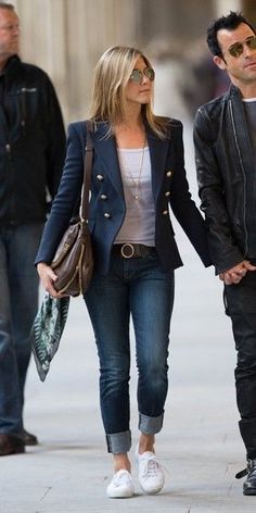 Jennifer Anniston Style, Jennifer Aniston Style, Blazer Outfits Casual, Tennis Shoes Outfit, How To Wear Leggings, Legging Outfits, Winter Leggings, Casual Work Outfits, Casual Blazer