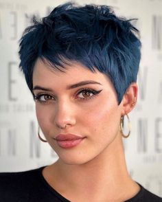 20 Ideas for Short Summer Haircuts Contrast Hair, Edgy Pixie Hairstyles, Shaved Pixie, Shaggy Pixie, Pixie Cut With Bangs, Hair Brunette, Choppy Hair