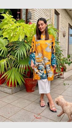 Iqra Aziz Dresses, Pathway Garden, Suno Chanda, Dress Design Ideas, Brown Clothing, Pakistani Women Dresses, Status Shayari, Iqra Aziz, Girls Dresses Sewing