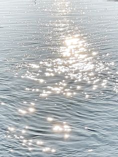 the sun shines brightly through the water