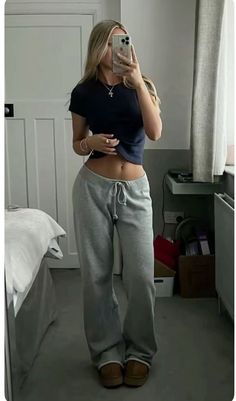 For those cozy weekends, this outfit idea with comfortable grey sweatpants and a fitted crop top is a must-try. Perfect for staying in or stepping out in style. Effortless Cute Outfits, Outfits That Show A Lot Of Skin, Summer School Fits, Study Fits, At Home Fits, School Outfits Summer, Outfits Sweatpants, Pakaian Hipster, Comfort Clothes