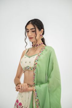 This stunning cream kali lehenga set is paired with a matching blouse and a contrasting dupatta, offering a beautiful blend of traditional elegance and modern style. Perfect for weddings or festive occasions, this outfit makes a graceful statement. Kali Lehenga, Ivory Lehenga, Contrast Dupatta, Green Dupatta, Peacock Motifs, Mehndi Ceremony, Lehenga Suit, Vacuum Storage, Indian Wedding Wear