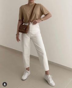 Beige Mom Jeans Outfit, Cream Mom Jeans Outfit, Cream Jeans Outfit, Beige Jeans Outfit, Formal Jeans, Cream Pants Outfit, Neutral Basics, White Tshirt Outfit, Mom Jeans Outfit Summer