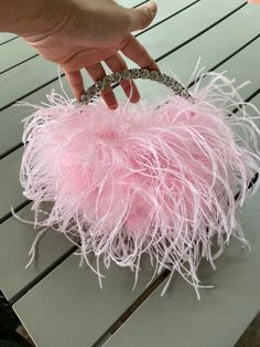 -feathers mini purse -Size width 7.5 inches (19 cm.) high 7 inches (18 cm.) -mini bag can mix and match with 2 style  for casual outfits or luxury style  -Crossbody silver chain can be removable  - Mini purse can store a few items (lipstick card,cash and puff powder) 💥Not fitting for any phones 💥 Faux Fur Handbag, Bead Bag, Bodycon Tank Dress, Fur Handbags, Party Purse, Pearl Bag, Black Tank Dress, Pink Purse, Mini Dresses For Women