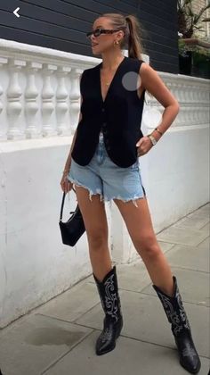 Buckle Boots Outfit Summer, Botines Cowboy Outfit, Ensenada Outfits, Cowboots Outfit For Women, Cowboy Boots Shorts Outfit, Stampede Outfit Calgary Women, Cowboots Outfits, Bota Western Look, Reunion Outfits For Women