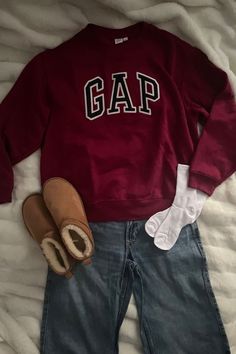 Dark Red Sweatpants Outfit, Red Sweatpants Outfit, 2025 Outfits, Red Sweatpants, Sweatpants Outfit, Aesthetic Fits, Sophomore Year, Dream Style, School Fits