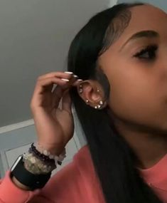 Double Helix Black Women, Ears Piercing Ideas Aesthetic, Pretty Ear Piercings Black Women, Piercing Ideas For Small Ears, Nose Piercing Ideas Black Women, Percinings Ear Ideas Black, Percinings Ideas Black Women, Piecerings Ideas, Ear Piercings For Big Ears