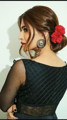 Natural trendy bun hairstyle ideas for long hairs Bun With Gajra Hairstyles Saree, Juda Hairstyle Buns Front Look, Poses With Gajra In Hair, Indian Messy Bun Hairstyles, Messy Bun With Gajra, Juda On Saree, Bun Hairstyles Saree, Messy Bun With Saree, Gajra Hairstyles Buns Saree